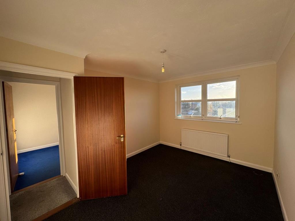 Lot: 83 - TWO-BEDROOM FLAT WITH SEA VIEWS, GARDEN AND CAR PARKING FOR INVESTMENT OR OCCUPATION - Bedroom 1